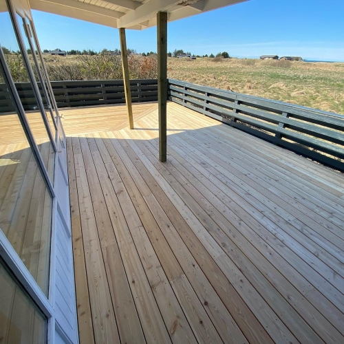 Lys træterrasse til sommerhus i Nordjylland