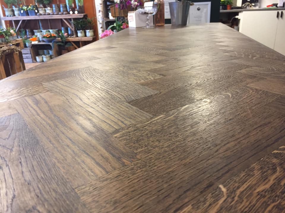 Nyt trægulv i sildebensmønster – tømrerarbejde i Nordjylland