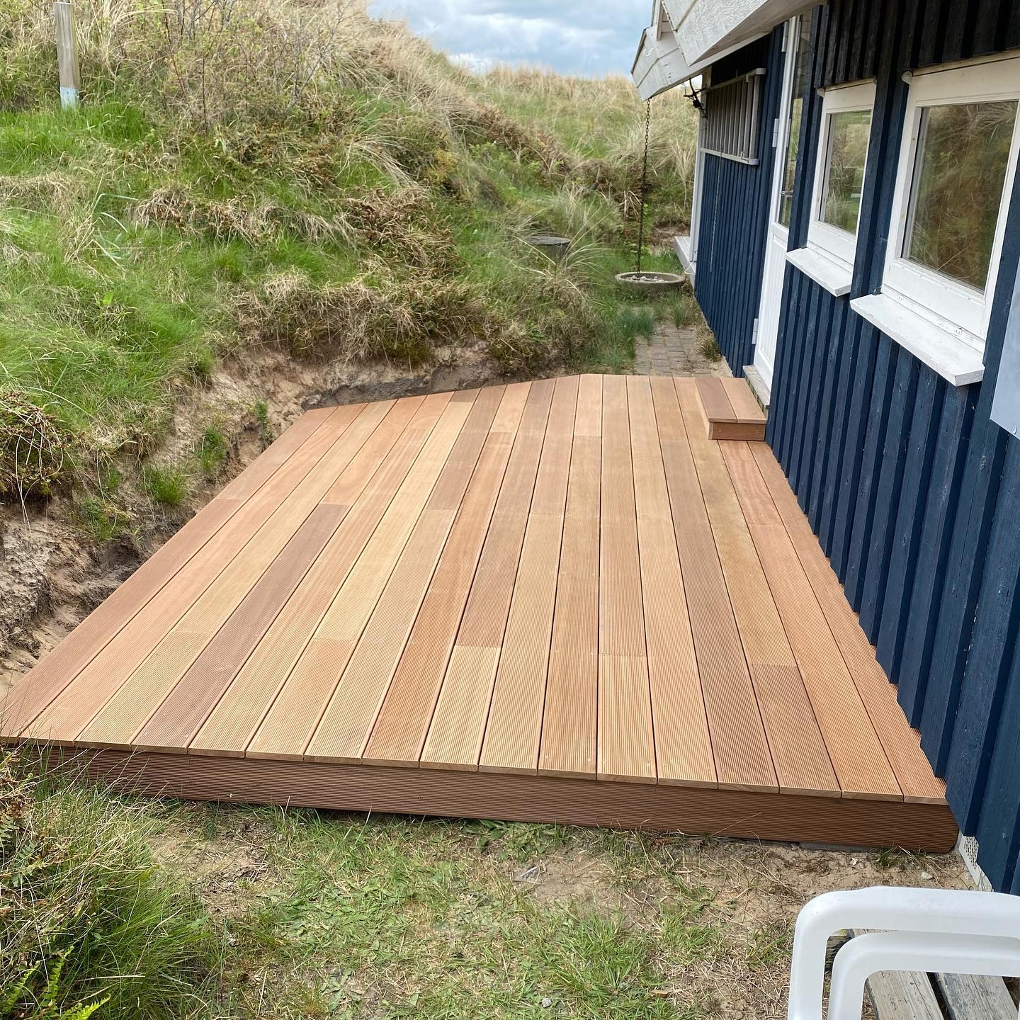 Tømrer har bygget en ny træterrasse ved sommerhus i Nordjylland